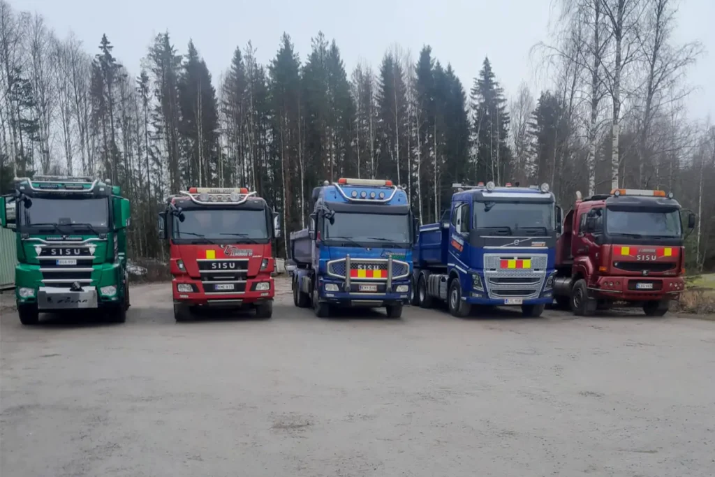 Kuorma-autot rivissä.